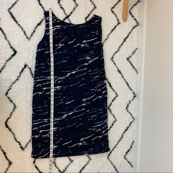 ✨5 FOR $25✨ GAP Navy Blue Twist Back Marble Print Shift Dress - Picture 9 of 12